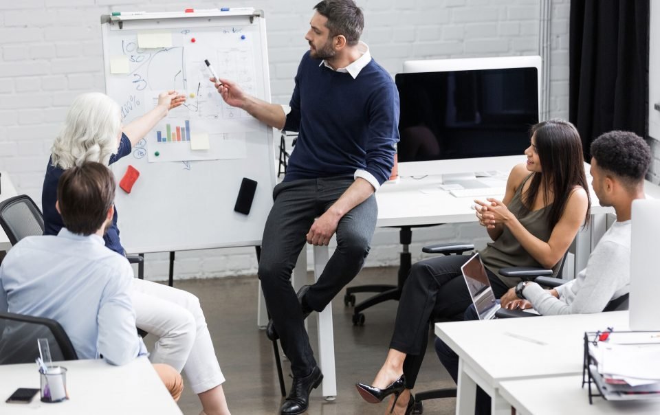 Homem exercendo a liderança empática apresentando projeto ao time