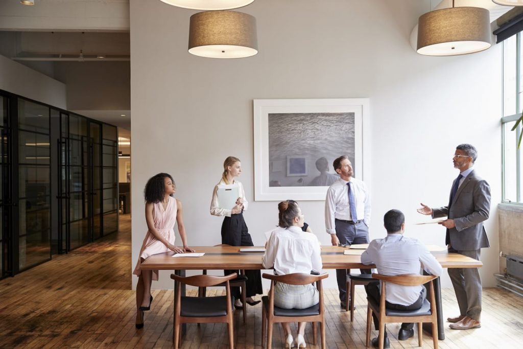 Grupo de empresários conversando em alusão à parceria entre EZ4 e quantiQ