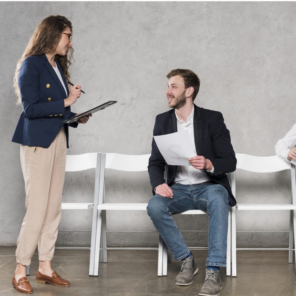 Profissionais do RH conversando e definindo processos graças ao TOTVS RH.