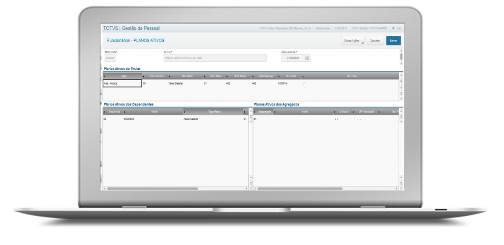 Notebook aberto mostrando folha de pagamento com TOTVS RH