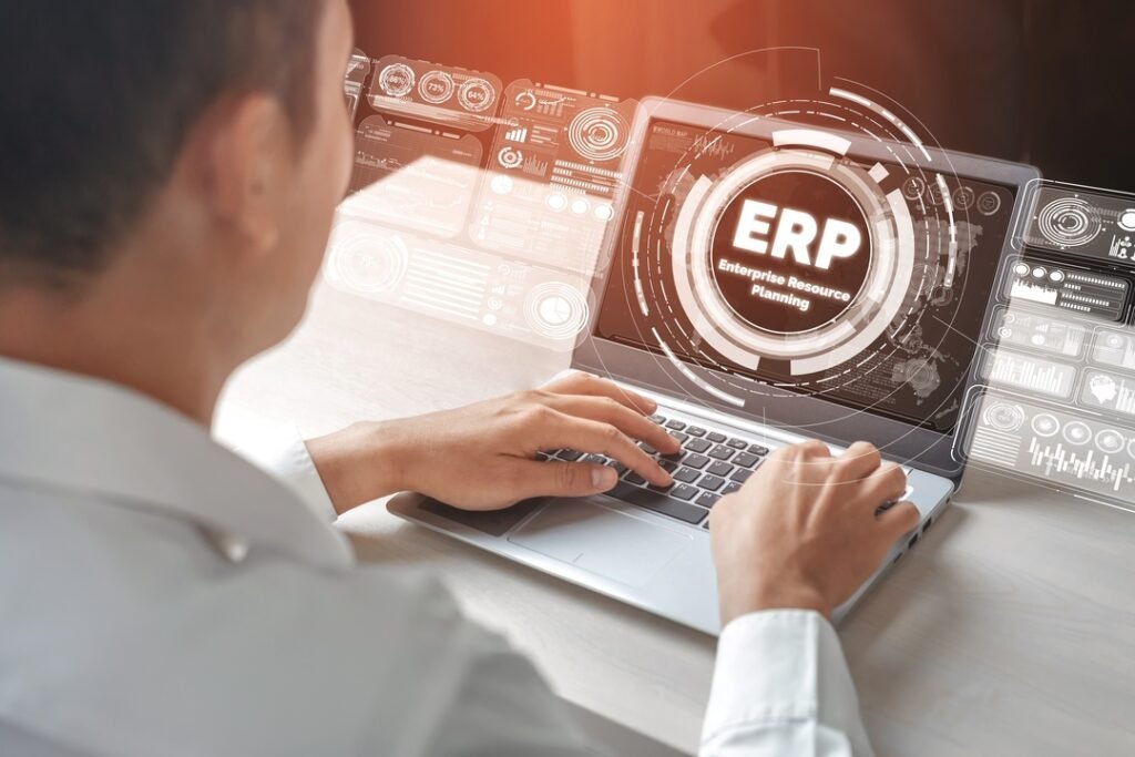 Profissional mexendo no computador enquanto realiza a implementação de um ERP.